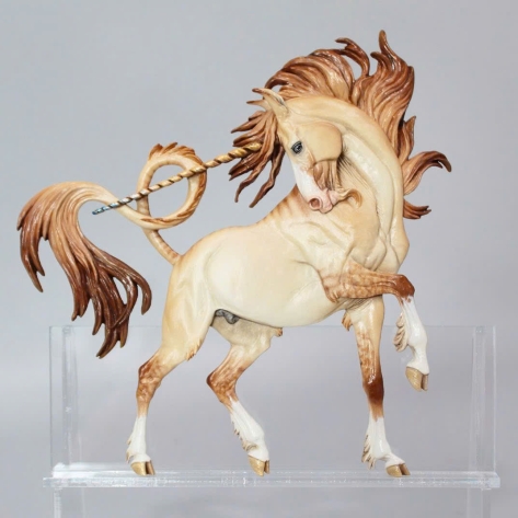 Xưởng Sản Xuất Mô Hình Ngựa Có Sừng Bằng Mút Xốp