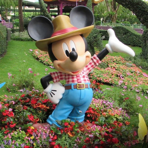 Mô hình chuột Mickey cho công viên giải trí và bài học cho VN