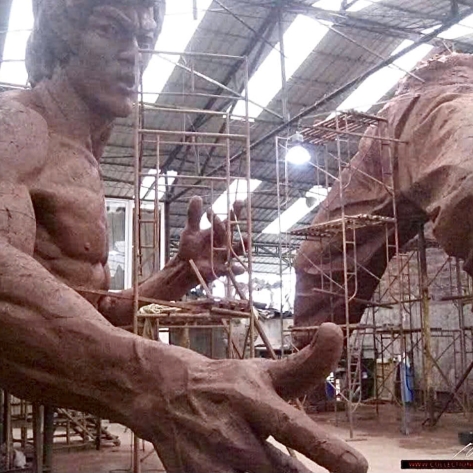  Tượng Lý Tiểu Long Cao 12m đang trong quá trình tạo mẫu trên đất sét