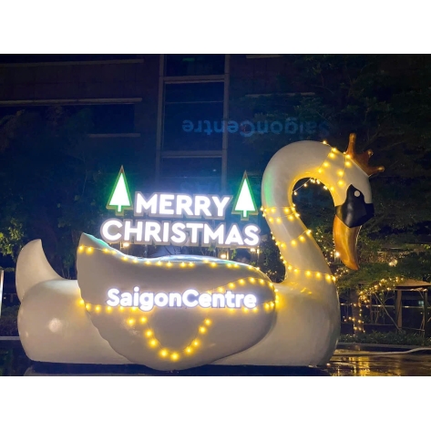 Biến Hóa Không Gian Lãng Mạn: Mô Hình Thiên Nga và Hươu Bằng Mút Xốp Trong Trang Trí Sự Kiện Cưới